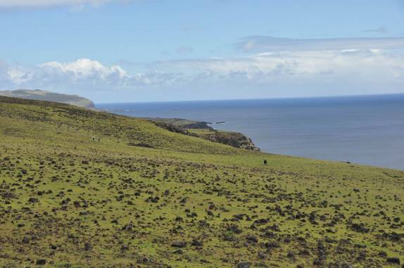 Trilha pelas encostas do Maunga Terevaka, no litoral norte da Ilha de Páscoa, no sul do Oceano Pacífico